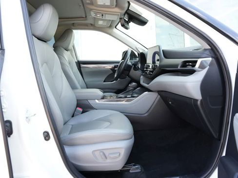 Used 2023 Toyota Highlander Limited image 21