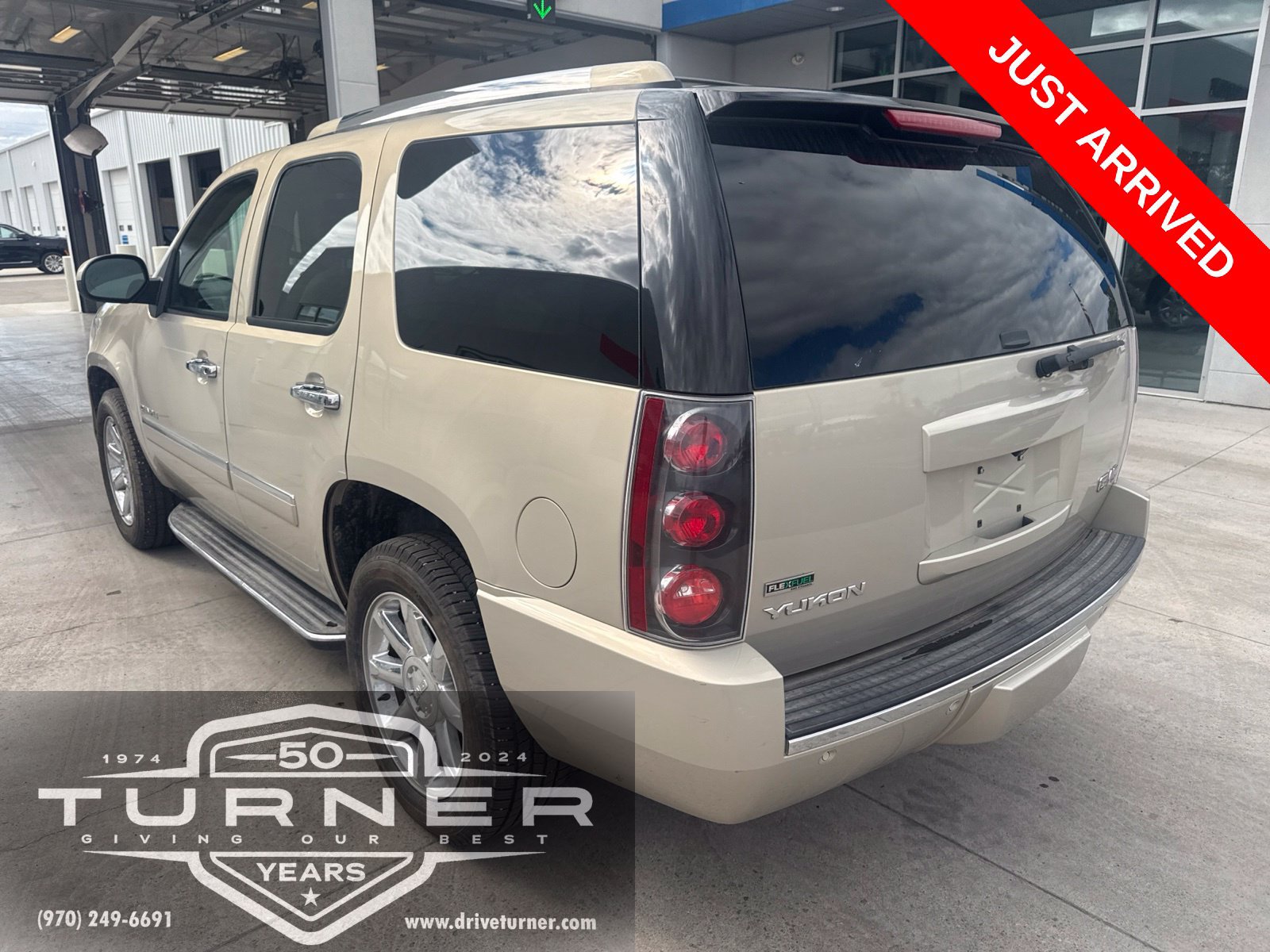 Used 2011 GMC Yukon Denali AWD/4WD image 3