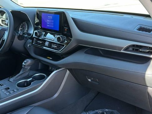 Used 2023 Toyota Highlander XLE image 42