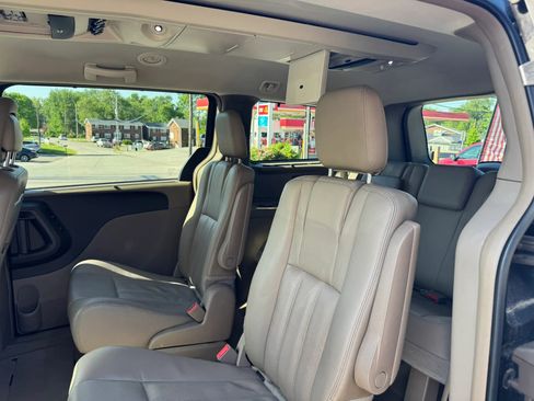 Used 2015 Chrysler Town & Country Touring-L w/ Driver Convenience Group image 32