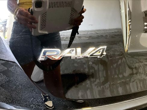 Used 2018 Toyota RAV4 XLE AWD/4WD image 10
