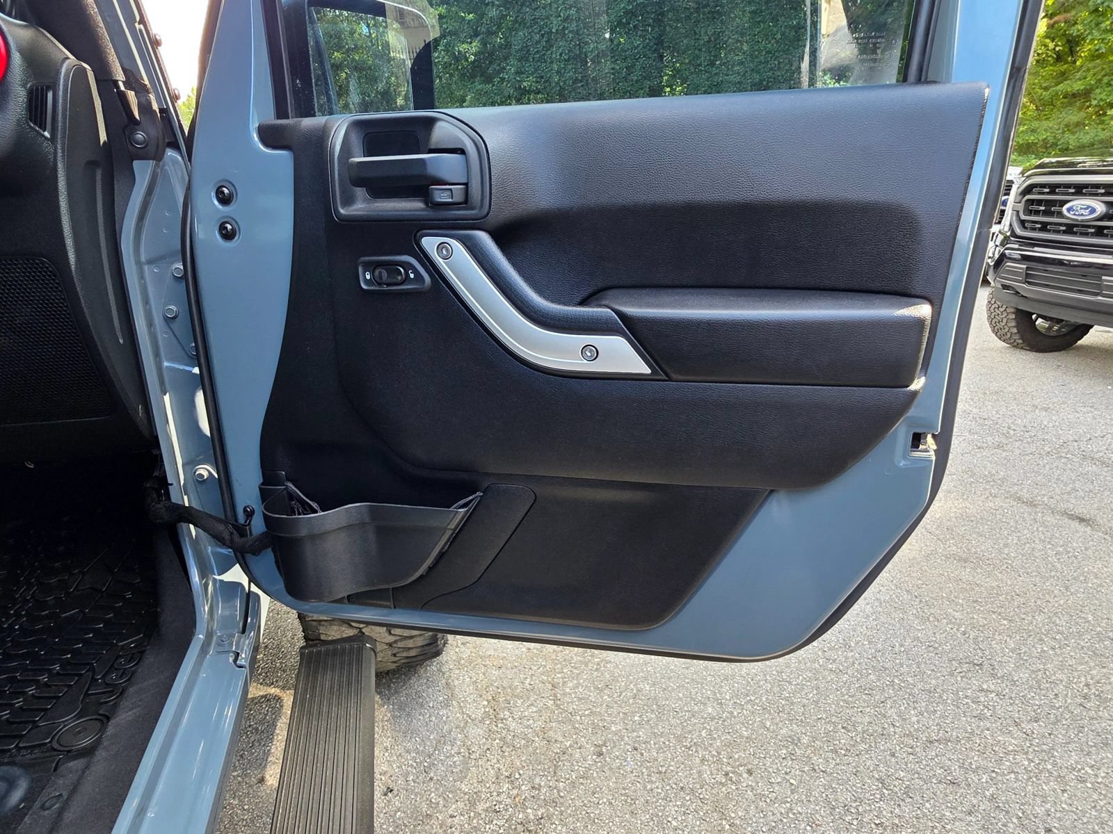 Used 2014 Jeep Wrangler Unlimited Sahara w/ Connectivity Group AWD/4WD image 31