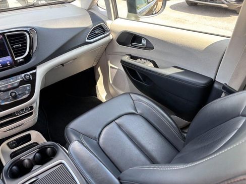 Used 2023 Chrysler Pacifica Touring-L FWD image 15
