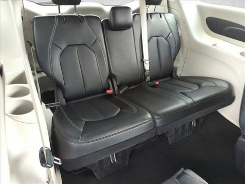 Used 2023 Chrysler Pacifica Touring-L FWD image 18