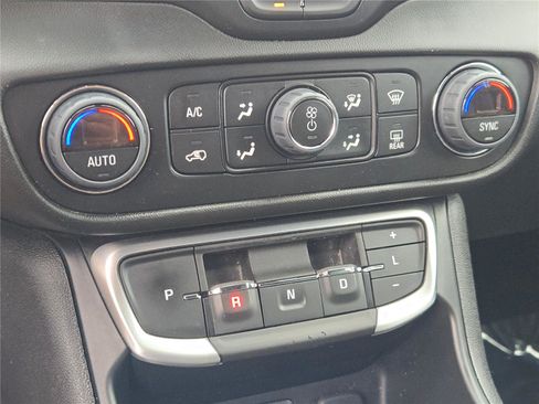 Used 2023 GMC Terrain SLT image 31