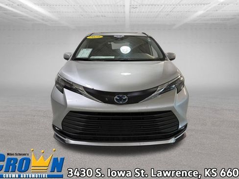 Used 2025 Toyota Sienna XLE FWD image 1