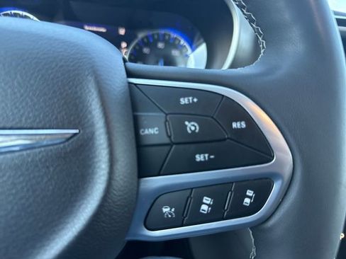 Used 2023 Chrysler Pacifica Touring-L FWD image 30