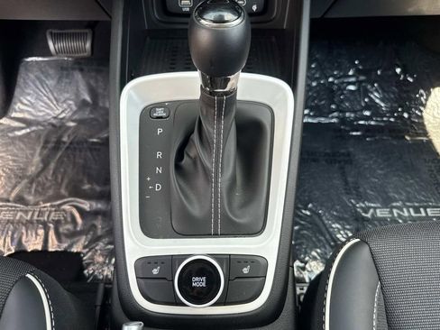 Used 2024 Hyundai Venue Limited image 23