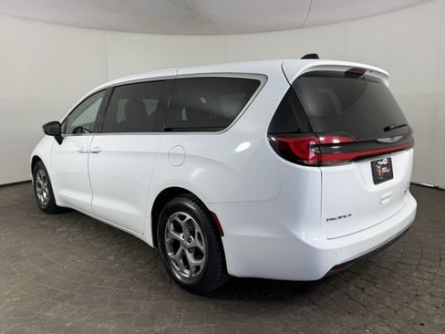Used 2024 Chrysler Pacifica Limited FWD image 5