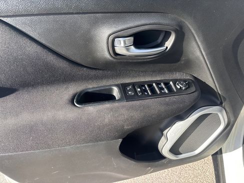 Used 2020 Jeep Renegade Latitude image 9