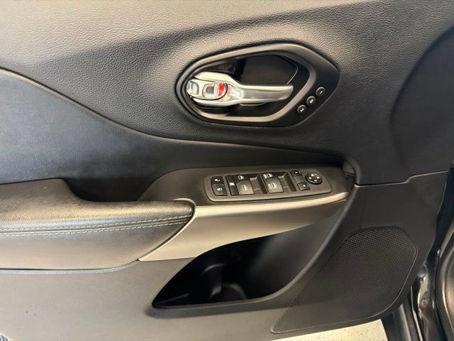 Used 2022 Jeep Cherokee Limited AWD/4WD image 29