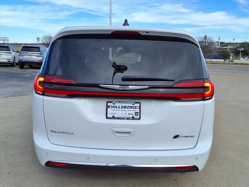Used 2023 Chrysler Pacifica Touring-L FWD image 7