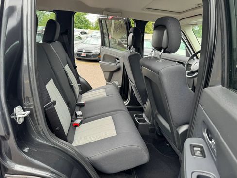 Used 2010 Jeep Liberty Sport w/ Popular Equipment Group AWD/4WD image 19