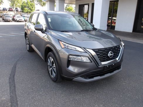 Used 2023 Nissan Rogue SV image 2