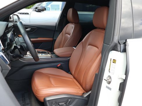 Used 2021 Audi Q8 Premium w/ Convenience Package AWD/4WD image 2