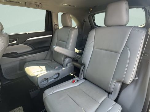 Used 2019 Toyota Highlander XLE AWD/4WD image 15