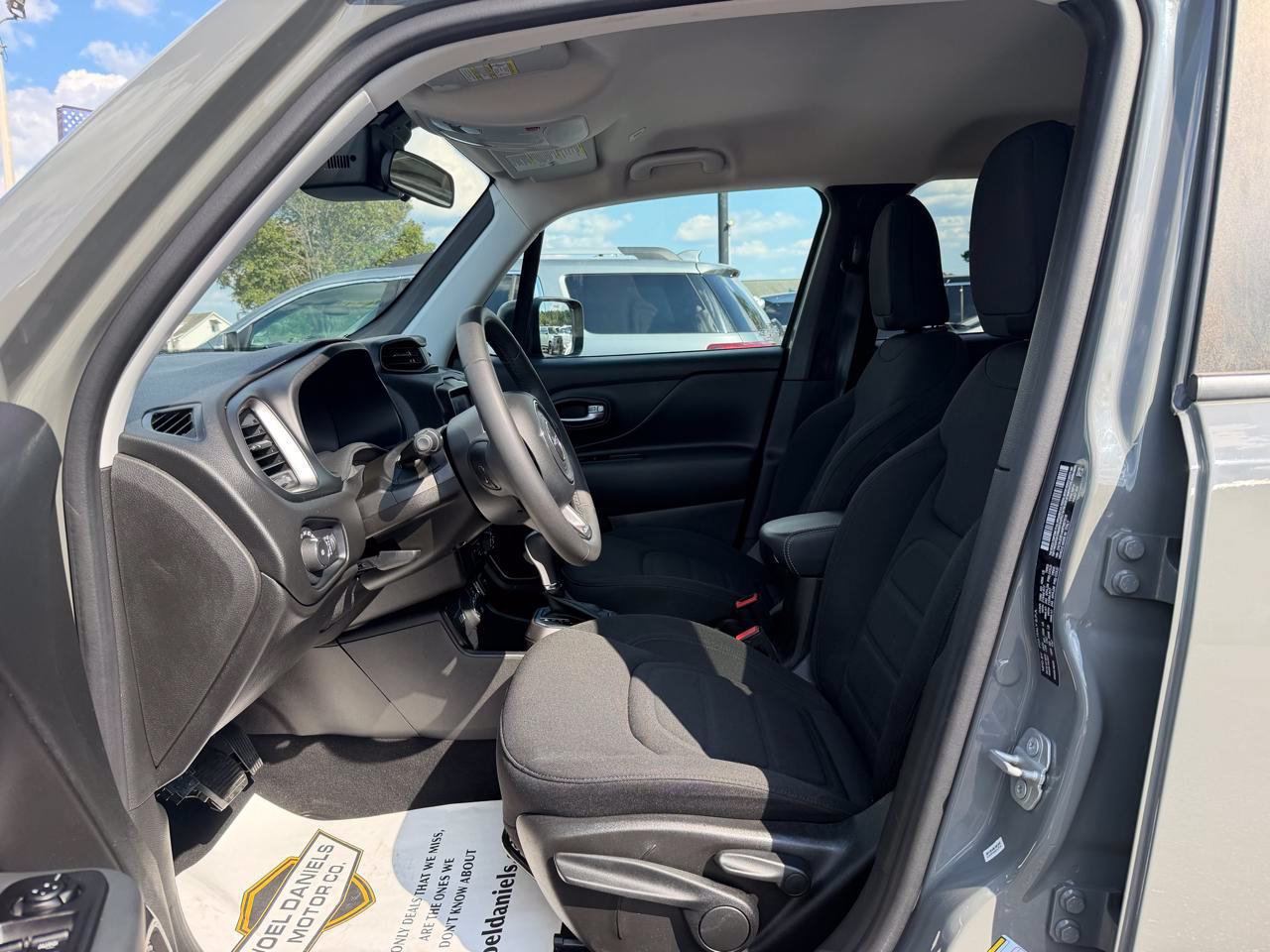 Used 2022 Jeep Renegade Latitude AWD/4WD image 5