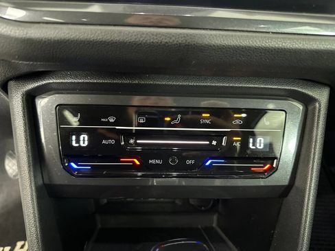 Used 2022 Volkswagen Tiguan SE w/ Panoramic Sunroof Package AWD/4WD image 16