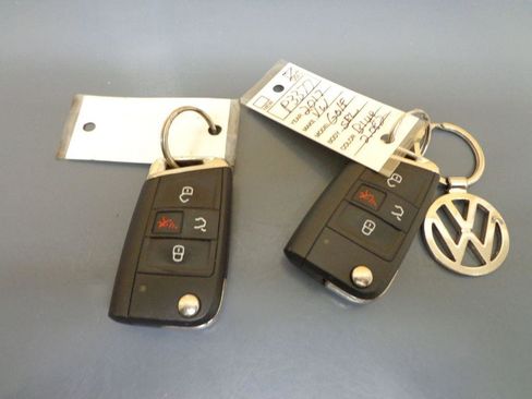 Used 2017 Volkswagen Golf 4-Door image 29