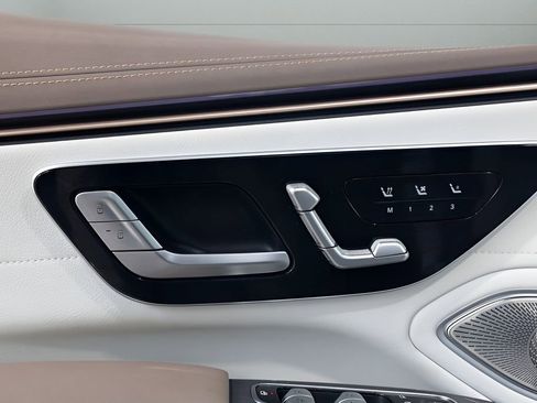 Used 2022 Mercedes-Benz EQS 580 4MATIC Sedan w/ Pinnacle Trim Package image 37