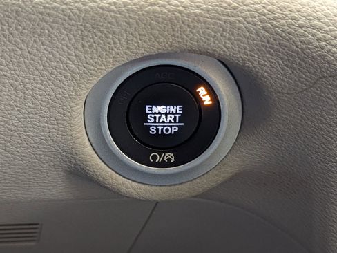 Used 2020 Chrysler Pacifica Limited image 32