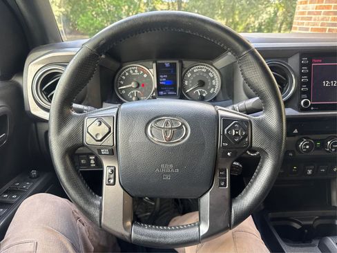 Used 2020 Toyota Tacoma TRD Off-Road w/ Technology Package AWD/4WD image 15