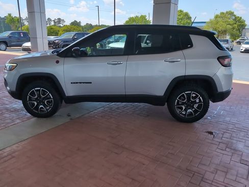 Used 2025 Jeep Compass Trailhawk w/ Trailhawk Elite Group image 2