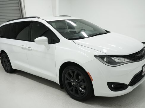 Used 2020 Chrysler Pacifica Touring-L Plus image 3