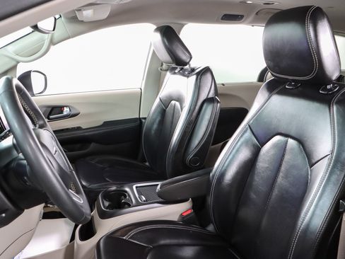 Used 2023 Chrysler Pacifica Touring-L FWD image 24