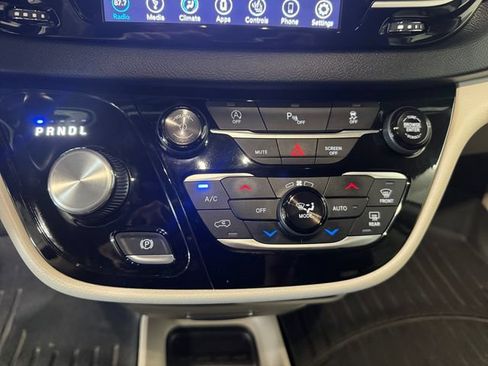 Used 2018 Chrysler Pacifica Touring-L w/ Premium Audio Group FWD image 3