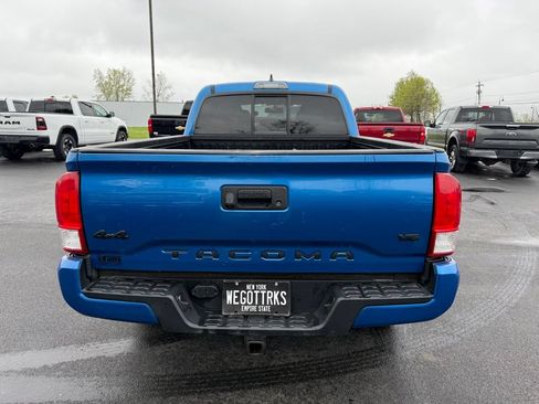 Used 2017 Toyota Tacoma SR5 AWD/4WD image 4
