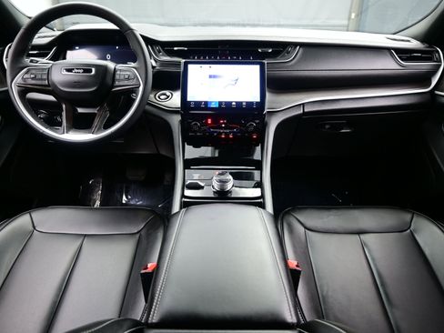 Used 2025 Jeep Grand Cherokee Limited w/ Black Appearance Package image 17