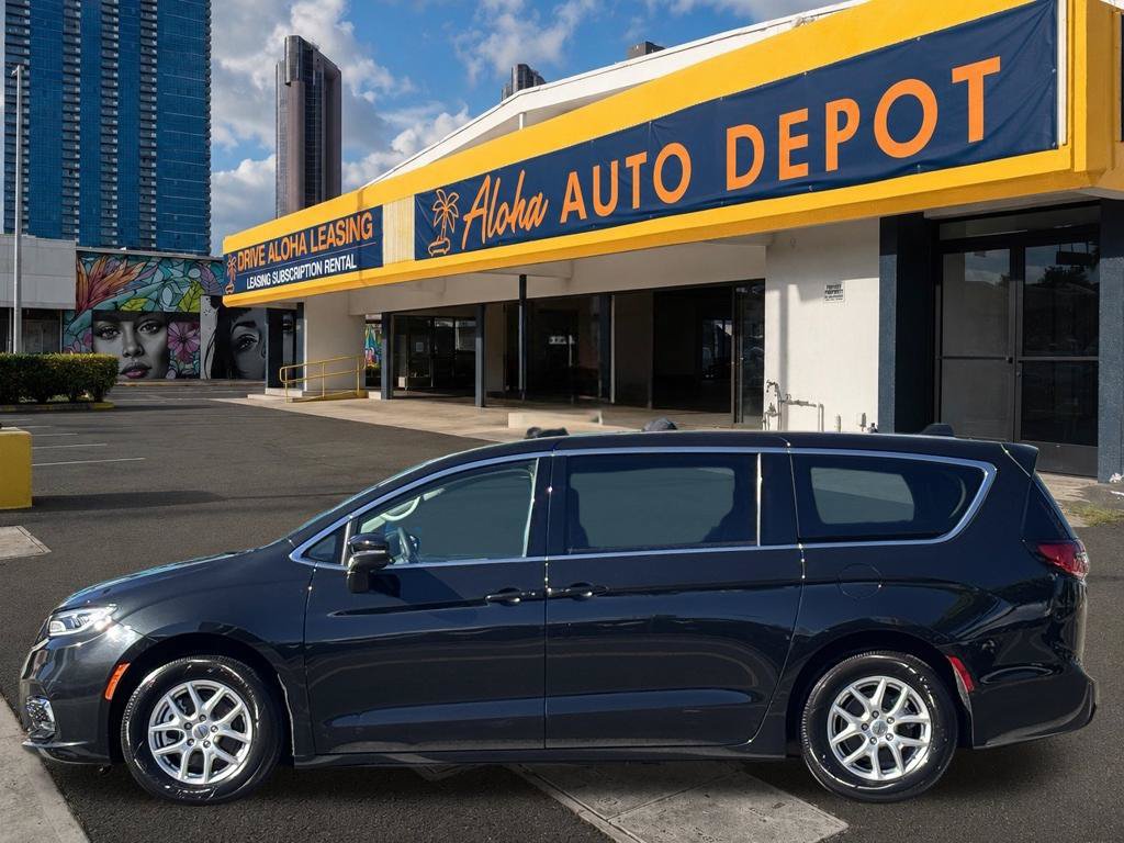 Used 2023 Chrysler Pacifica Touring-L FWD image 2