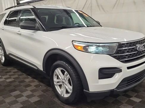 Used 2022 Ford Explorer XLT AWD/4WD image 2