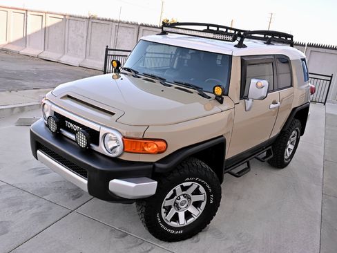 Used 2014 Toyota FJ Cruiser 4WD w/ Upgrade Package image 13