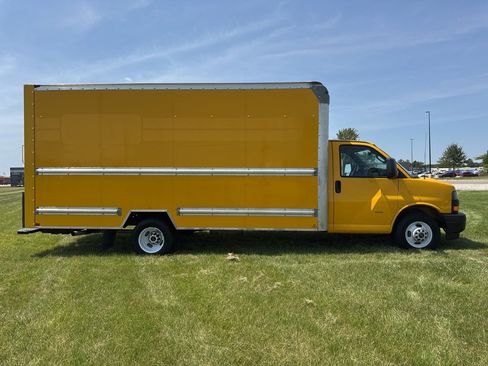 Used 2021 GMC Savana 3500 Extended w/ Power Convenience Package image 2