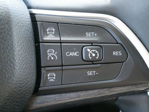 Used 2023 Jeep Grand Cherokee Limited image 24