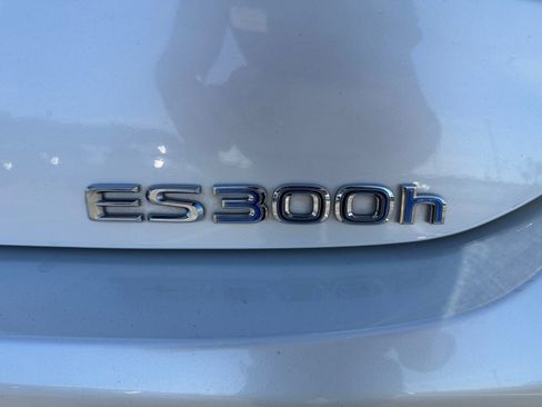 Used 2021 Lexus ES 300h w/ Premium Package image 20