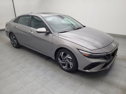 Used 2025 Hyundai Elantra SEL FWD image 11