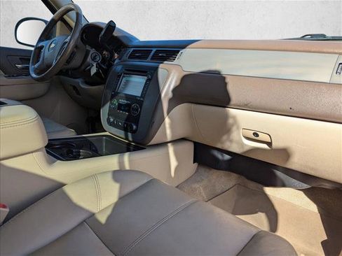 Used 2014 Chevrolet Suburban LT image 24