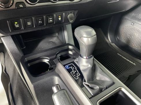 Used 2017 Toyota Tacoma TRD Off-Road AWD/4WD image 9