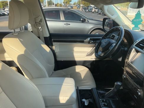 Used 2020 Lexus GX 460 Premium w/ Premium Package image 4