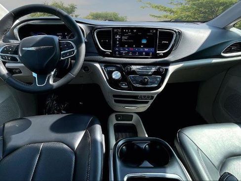 Used 2023 Chrysler Pacifica Touring-L FWD image 15