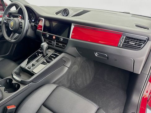 Certified 2025 Porsche Macan AWD/4WD image 32