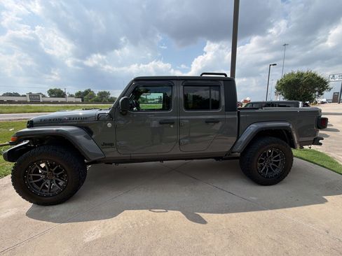 Used 2022 Jeep Gladiator Sport AWD/4WD image 2