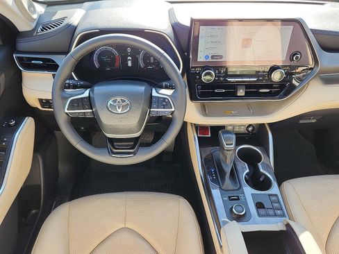 Used 2024 Toyota Highlander Limited image 11