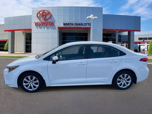 Used 2025 Toyota Corolla LE FWD image 5