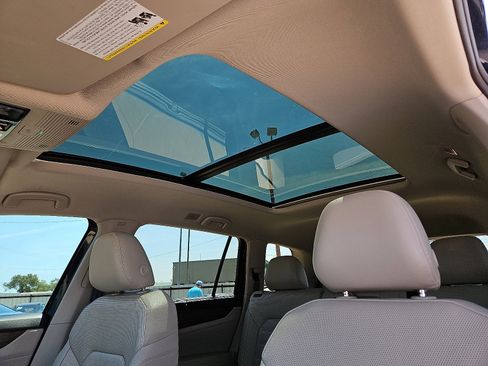 Used 2025 Volkswagen Atlas SEL image 9