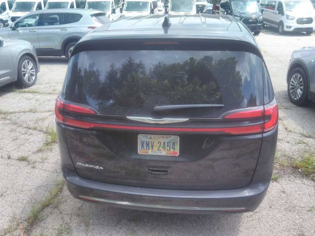 Used 2023 Chrysler Pacifica Touring-L FWD image 8