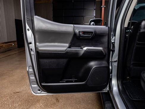 Used 2021 Toyota Tacoma SR5 RWD image 36